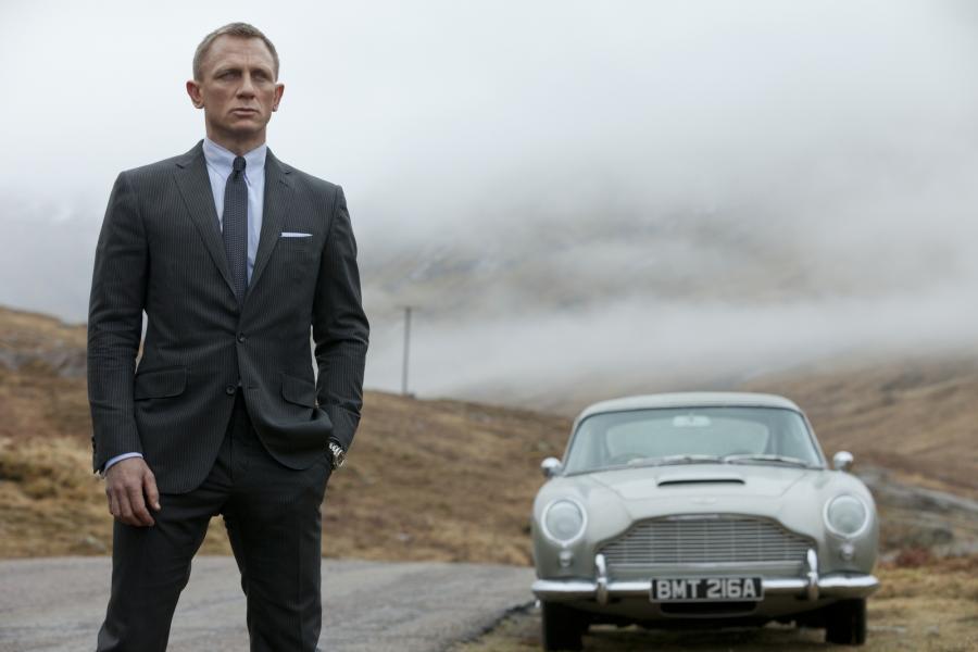 <b>Miejsce 10. Skyfall, reż. Sam Mendes</b><br /><br />Fragment recenzji:<br /><br />„Skyfall” został wyjątkowo pieczołowicie przygotowany: ma świetny teaser (czyli wprowadzenie do akcji jeszcze przed napisami), piosenkę tytułową zaśpiewaną przez Adele, znakomicie zrealizowaną czołówkę – słowem wszystko, co przez lata stało się znakami szczególnymi serii. Wielkie wrażenie robią zdjęcia Rogera Deakinsa (stałego współpracownika braci Coen) i obsada: na drugim planie pojawiają się tu m.in. Albert Finney i Ralph Fiennes. „Skyfall” ma styl, wdzięk, odpowiednią dawkę napięcia i humoru.<br /><br /><a href="http://serwisy.gazetaprawna.pl/po_godzinach/artykuly/657568,skyfall_recenzja_nowego_bonda.html">PRZECZYTAJ PEŁNĄ RECENZJĘ</a><br /><br /><iframe width="630" height="354" src="http://www.youtube.com/embed/6kw1UVovByw?rel=0" frameborder="0" allowfullscreen></iframe>