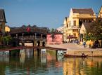 9 miejsce: Hoi An - niewielkie miasto w środkowym Wietnamie. dawny portugalski port morski i faktoria handlowa Faifo. W 1999 r. miasto zostało wpisane do rejestru zabytków światowego dziedzictwa UNESCO. Według przewodnika Lonely Planet jest to jednocześnie jedno z najbardziej urokliwych i przyjaznych turystom miejsc w Wietnamie. Dzienny koszt pobytu w Hoi An można zamknąć kwotą 20,51 USD.
