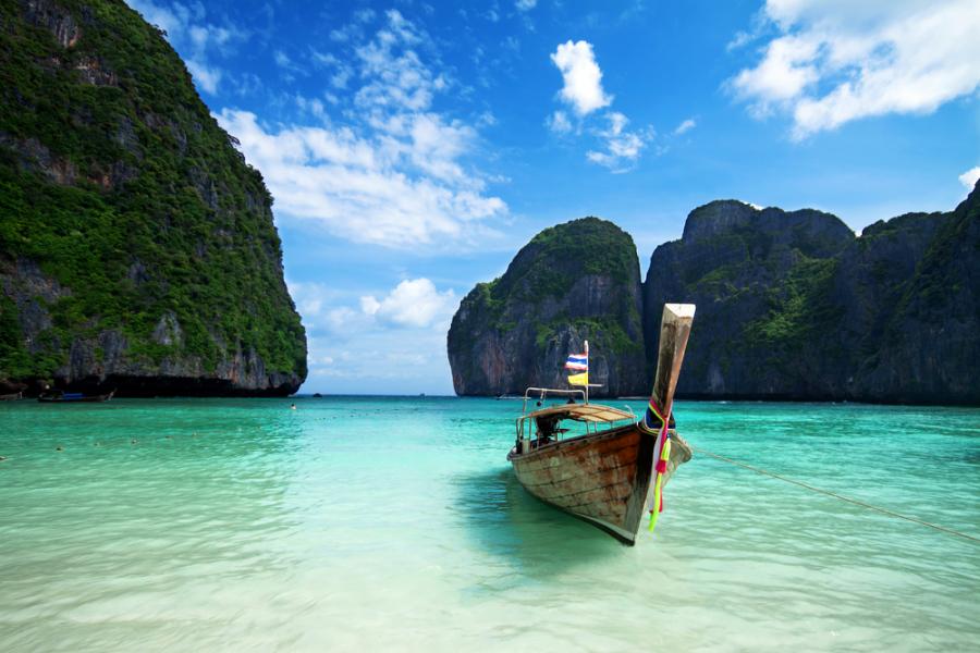 15. miejsce: Phuket – pod uwagę podczas tworzenie rankingu nie było brane tylko miasto, ale cała  wyspa należąca do Tajlandii, znalazła się tym rankingu, ponieważ dzięki szeroko rozwiniętej turystyce na wyspie, turyści mogą znaleźć naprawdę tanie zakwaterowanie i przeżyć wspaniałe wakacje nie wydając przy tym fortuny. Dzienny koszt pobytu na Phuket może nie przekroczyć kwoty 27,59 USD.