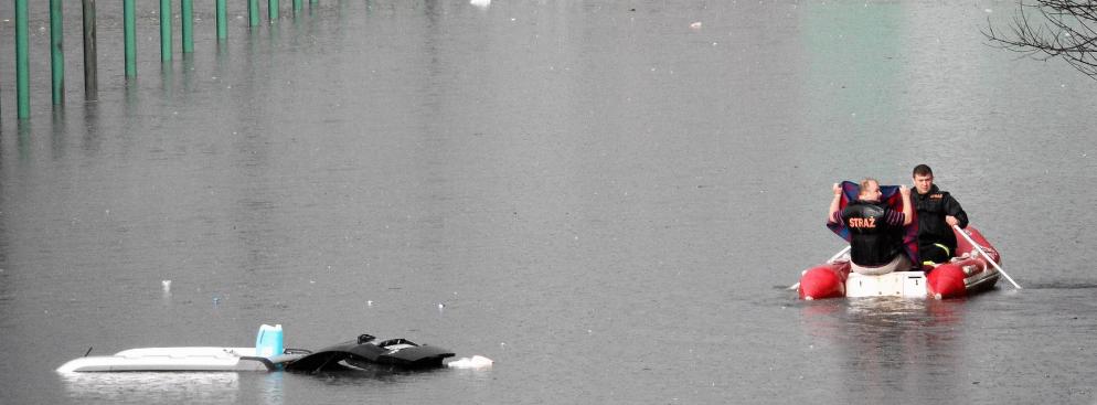Warszawa pod wodą: Zalane ulice i samochody, ratownicy na pontonach