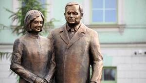 Zobacz zdjęcia z uroczystości odsłonięcia pomnika Lecha i Marii Kaczyńskich