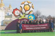 Logo mistrzostw przedstawia kwiaty symbolizujące obydwa kraje i UEFA Reuters/Forum
