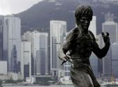 Najszybciej liczba milionerów rośnie w Azji. Na zdjęciu: Hongkong z pomnikiem Bruce'a Lee na pierwszym planie.