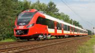 Impuls to naprawdę cała rodzina elektrycznych zespoł&oacute;w trakcyjnych, w skład kt&oacute;rej wchodzą modele 31WE, 35WE, 36WE i 37WE, dla kt&oacute;rych maksymalna prędkość eksploatacyjna to 160 km/godz. Pociągi jeżdżą m.in. w barwach SKM w Warszawie, Kolei Dolnośląskich, a w sierpniu Newag podpisał umowę na dostawę 19 Impuls&oacute;w 36WE dla tzw. południowej grupy zakupowej, czyli wojew&oacute;dztw małopolskiego, podkarpackiego, śląskiego i świętokrzyskiego. W sumie producent sprzedał dotychczas 38 Impuls&oacute;w. Fot. Pociąg Impuls EZT 35WE - SKM Warszawa, autor: Mateusz Włodarczyk, CC 3.0.