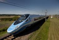 Drugi grzech: jest pozbawione charakterystycznego dla Pendolino mechanizmu wychylnego pudła, kt&oacute;ry umożliwia pokonywanie zakręt&oacute;w z prędkością o 30 proc. większą od zwykłych skład&oacute;w. Jedno jest pewne: pociąg wzbudza takie zainteresowanie opinii publicznej, że od grudnia 2014 r. powinien przełożyć się na wzrost liczby podr&oacute;żujących koleją. Fot. Pendolino - źr&oacute;dło Bartłomiej Banaszak PKP Intercity