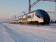 Elf. Hit sprzedażowy Pesy. Elf to skr&oacute;t od: Electric Low Floor (elektryczny niskopodłogowy). To elektryczny zesp&oacute;ł trakcyjny do obsługi ruchu aglomeracyjnego i regionalnego, kt&oacute;ry rozwija prędkość do 160 km/godz. Światowa premiera Elfa miała miejsce we wrześniu 2010 r. podczas targ&oacute;w InnoTrans w Berlinie. Od 2010 r. ośmiu przewoźnik&oacute;w zam&oacute;wiło 73 Elf&oacute;w, kt&oacute;re mają łącznie 319 człon&oacute;w pasażerskich. Na ten pociąg pasażerski zdecydowali się m.in. SKM Warszawa, Koleje Mazowieckie, Koleje Śląskie i Urząd Marszałkowski na Podkarpaciu dla Przewoz&oacute;w Regionalnych. Fot. Pesa - Elf Kolei Śląskich, źr&oacute;dło: Pesa
