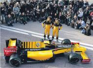 Witalij Pietrow i Robert Kubica zaprezentowali wczoraj w Walencji nowe barwy Renault. Dziś zaczynają testować bolid Fot. AFP