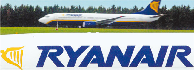 Ryanair zapowiedział, że odda pieniądze jedynie za bilety. Dopiero potem zmienił zdanie Fot. Reuters/Forum