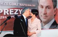 Pierwsze gratulacje w sztabie wyborczym SLD Grzegorz Napieralski odebrał od żony Fot. Tomasz Gzell/PAP