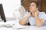 Jeśli temperatura  w biurze osiągnie 28 stopni C (a 25 stopni, kiedy pracujesz na otwartej przestrzeni), pracodawca ma obowiązek zapewnić ci napoje chłodzące.  fot. shutterstock.com