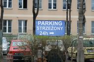Pozostawiając auto na parkingu strzeżonym, zawieramy jednocześnie z jego właścicielem umowę przechowania, której warunki określa kodeks cywilny.