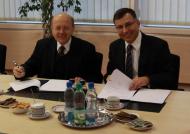 Imre Tarafas, wicegubernator CEB (z lewej) i Zbigniew Jagiełło, prezes zarządu PKO BP podczas podpisywania umowy 