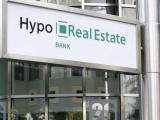 Ustawa o tzw. przejęciu ratunkowym ma pozwolić na uzyskanie przez państwo kontroli nad bankiem Hypo Real Estate, który - choć otrzymał dotąd poręczenia od rządu i innych banków na łączną sumę 102 mld euro - nadal jest w trudnej kondycji finansowej.