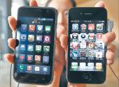 Zamiast przeznaczać miliony na rozwój nowych pomysłów, Samsung woli powielać rozwiązania Apple’a. Oto najlepszy przykład strategii Koreańczyków: na iPhone’a 4 (z prawej) odpowiedzieli Galaxy S Fot. Reuters/Forum