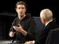 Mark Zuckerberg, założyciel i CEO Facebook Inc. (po lewej), podczas rozmowy z senatorem Orrin Hatch w Brigham Young University w Provo, Utah, USA