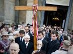 10.08.2010. Warszawa. Jarosław Kaczyński złożył kwiaty i modlił się pod krzyżem przed Pałacem Prezydenckim w 4 miesiące po katastrofie smoleńskiej. Fot. Marcin Kalinski/ Newspix.pl 