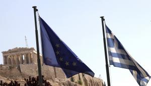 Flagi Grecji i Unii Europejskiej na tle ateńskiego Akropolu.