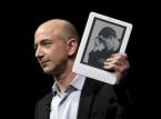 Jeff Bezos, prezes i dyrektor generalny Amazon.com Inc. trzymający elektroniczny czytnik Kindle DX, Nowy Jork, USA