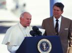 Papież Jan Paweł II podczas spotkania z prezydentem USA Ronaldem Reagnem w Miami. 10.09.1987 fot. zuma/newspix.pl