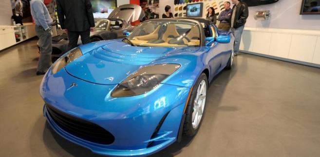 Klienci oglądają Model X Tesli w salonie Tesla Motors w San Jose w Kalifornii. Tesla Motors planuje sprzedaż Modelu X, sportowego samochodu zasilanego energią elektryczną, już w 2013 roku.