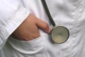 Reprezentanci największych związków zawodowych oraz samorządów wielokrotnie podkreślali, że ustawy wprowadzające tak znaczące zmiany nie były przedmiotem konsultacji w Komisji Trójstronnej, a ustalenia wypracowane podczas "białego szczytu" nie zostały wzięte pod uwagę. Podczas prac komisji także nie uwzględniono uwag zgłaszanych przez partnerów społecznych.