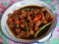 Adobo - narodowa potrawa na Filipinach. Jest to nic innego jak kawałki kurczaka lub wieprzowiny ugotowane w sosie sojowym i occie. Smaczny gulasz podawany jest zazwyczaj z ryżem. Fot.flickr/whologwhy