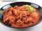 Kimchi - tradycyjne danie pochodzące z Korei, składające się z fermentowanych lub kiszonych warzyw: kapusty, papryczek, cebuli, rzodkwi. Warzywa marynowane są razem z owocami morza. Fot.flickr/KFoodaddict