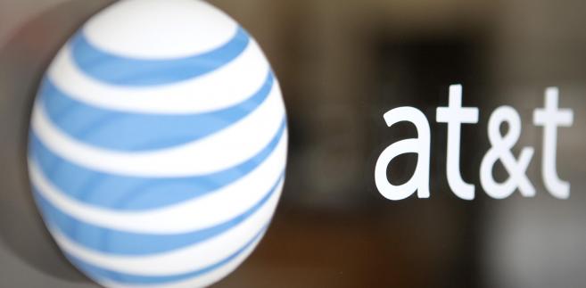Logo AT& T. Fot. Andrew Harrer/Bloomberg