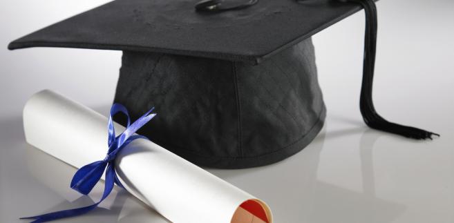 Rządowa nowelizacja ustawy Prawo o szkolnictwie wyższym, która weszła w tym roku w życie, znosi obowiązek umieszczania godła państwowego na dyplomie magisterskim.
