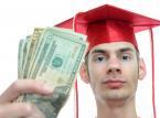 Student trzymający w dłoni gotówkę, mat. shutterstock