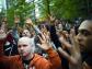 Protestujący podnoszą ręce do góry podczas demonstracji przeciwko bankom i korporacjom