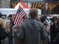 Mężczyzna z flagą USA podczas protestów na Wall Street