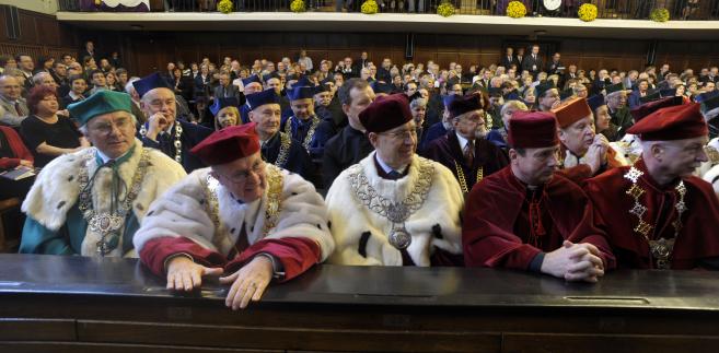 Nie podpiszecie umów ze studentami, to nie będziecie za nic brać pieniędzy - ostrzega rektorów Ministerstwo Nauki