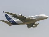 Największy pasażerski samolot świata airbus A380 zaczyna dominować w przestworzach. Fot. Bloomberg