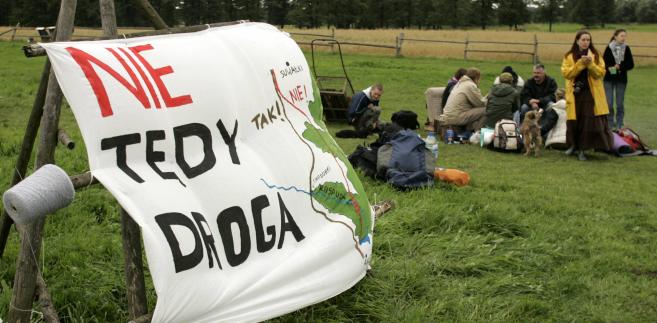 2007 rok. Obóz ekologów protestujących przeciwko budowie obwodnicy przez dolinbe Rospudy