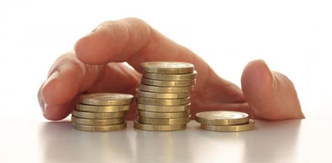 Dłoń sięgająca po monety, mat. shutterstock