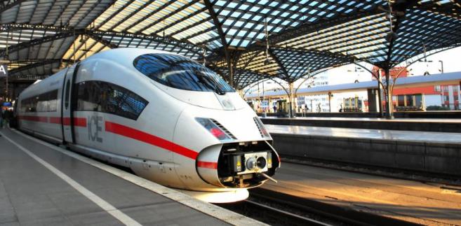 Niemiecki pociąg ICE 3 osiąga prędkość ponad 330 km/h. Na zdj. ICE na stacji w Kolonii. fot. Shutterstock. 