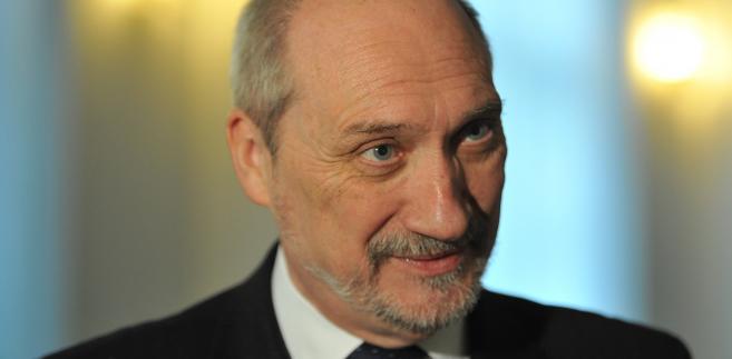 Szef zespołu Antoni Macierewicz (PiS) na początku posiedzenia wyraził żal, że nikt z prokuratury wojskowej nie przyszedł na posiedzenie.