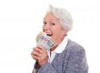 Seniorak z plikiem banknotów w dłoni, mat. shutterstock