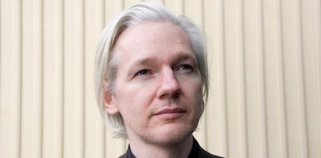 Julian Assange, założyciel Wikileaks. Kiedy był dzieckiem, jego rodzina często się przeprowadzała, więc w sumie chodził do 37 szkół i uczęszczał na 6 uniwersytetów. Żadnego z kierunków studiów jednak nie ukończył.
