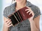 Kobieta z pustym portfelem, zdj. shutterstock