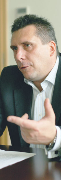 Piotr Starzyk, od sierpnia 2006 r. wiceprezes ZUS ds. Informatyki. Wcześniej dyrektor Departamentu Wdrożenia i Rozwoju KSI w centrali ZUS. Absolwent Wydziału Cybernetyki Wojskowej Akademii Technicznej w Warszawie Fot. Marek Matusiak