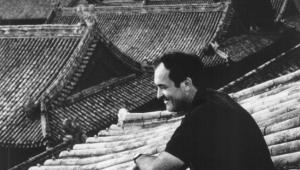 Bernardo Bertolucci na planie filmu Ostatni cesarz (1987)