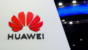 Wpisanie Huaweia na czarną listę podmiotów, z którymi firmy ze Stanów Zjednoczonych nie mogą handlować, zmniejszyło obroty chińskiego giganta telekomunikacyjnego w 2019 r. o 12 mld dol.