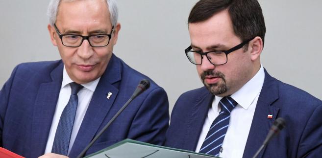 Komisja ds. VAT została powołana na początku lipca ub.r. Ma zbadać i ocenić prawidłowość działań rządów PO-PSL związanych z zapewnieniem dochodów z VAT i akcyzy oraz ewentualne zaniedbania w tym zakresie.