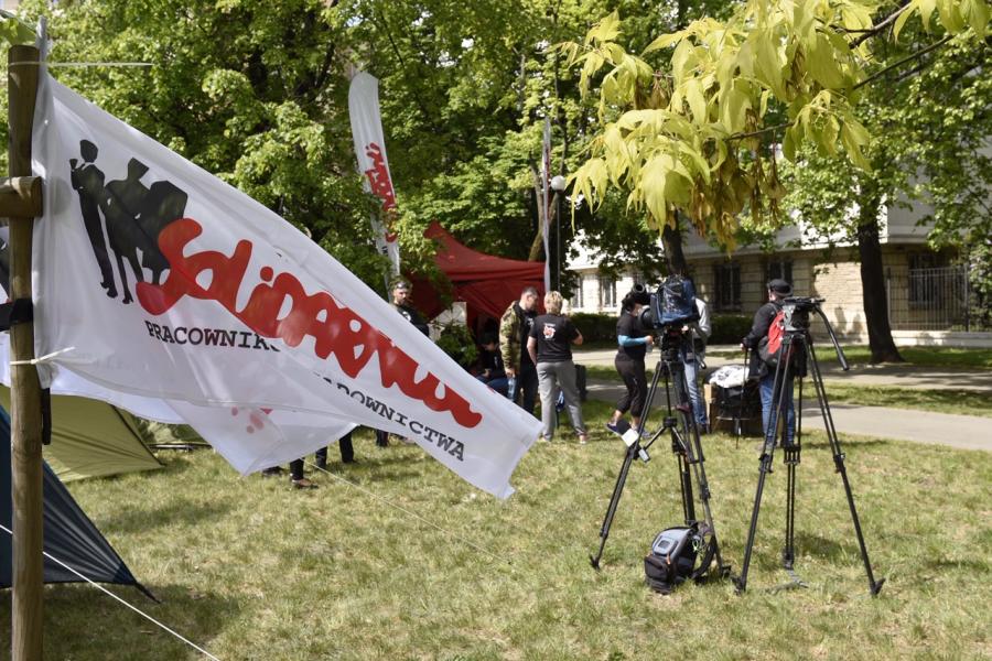 Spotyka się z japońskim pracownikiem handlowym
