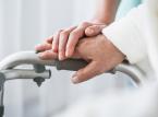 Świadczenie pielęgnacyjne a emerytura: Sądy coraz częściej stają po stronie opiekunów