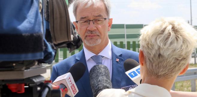 Pytany, kiedy przepisy wejdą w życie, minister powiedział, że "najprawdopodobniej stanie się to w przyszłym roku"