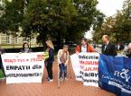 "500 zł bez kryterium". Niepełnosprawni i ich opiekunowie protestują przed KPRM