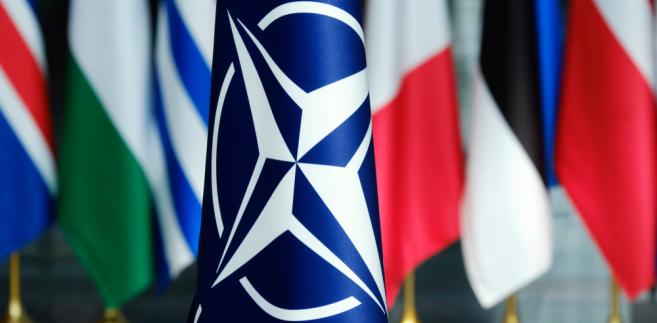2 proc. PKB to minimum, które państwa członkowskie Sojuszu Północnoatlantyckiego powinny wydawać na obronność.